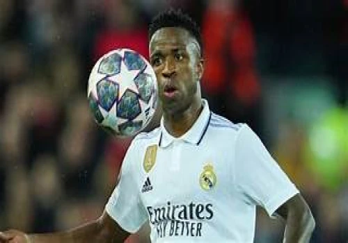 Real Madrid complains to the referee for failing to report Vinicius Jr.'s abuse.